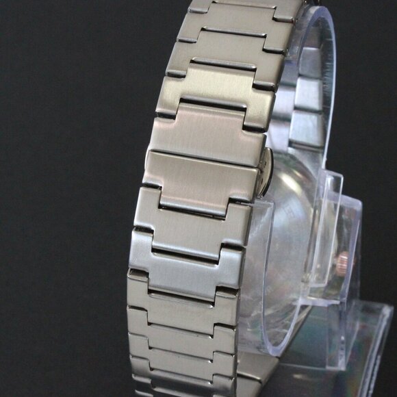 Men's Integrated Bracelet Sports Watch Stainless Steel Radiant Black Dial 40mm - Picture 11 of 14